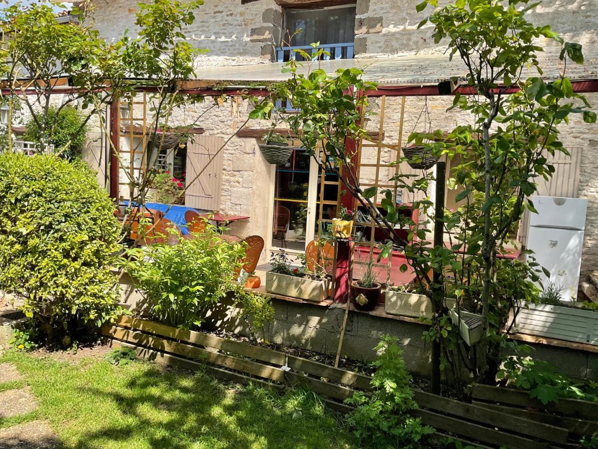 Chambres, Table D'Hotes Et Gites Les Mesanges Saint-Jean-de-Sauves Exterior foto