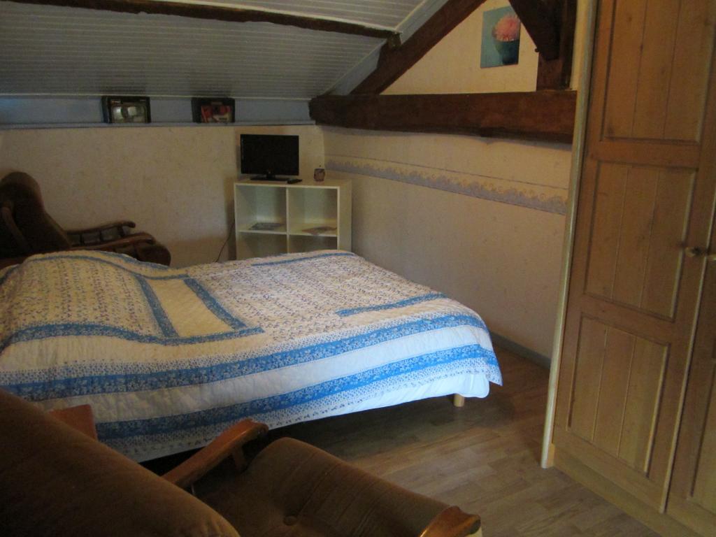 Chambres, Table D'Hotes Et Gites Les Mesanges Saint-Jean-de-Sauves Zimmer foto