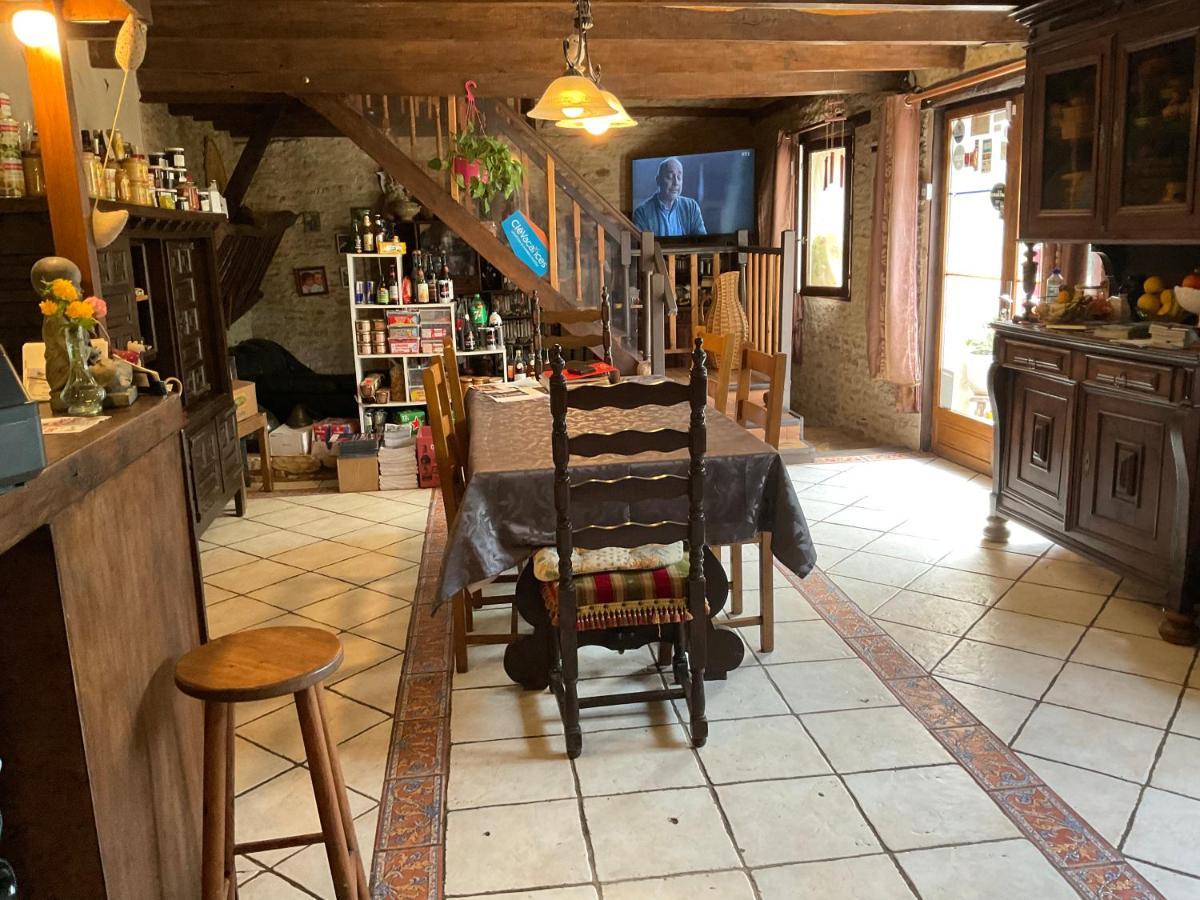 Chambres, Table D'Hotes Et Gites Les Mesanges Saint-Jean-de-Sauves Exterior foto